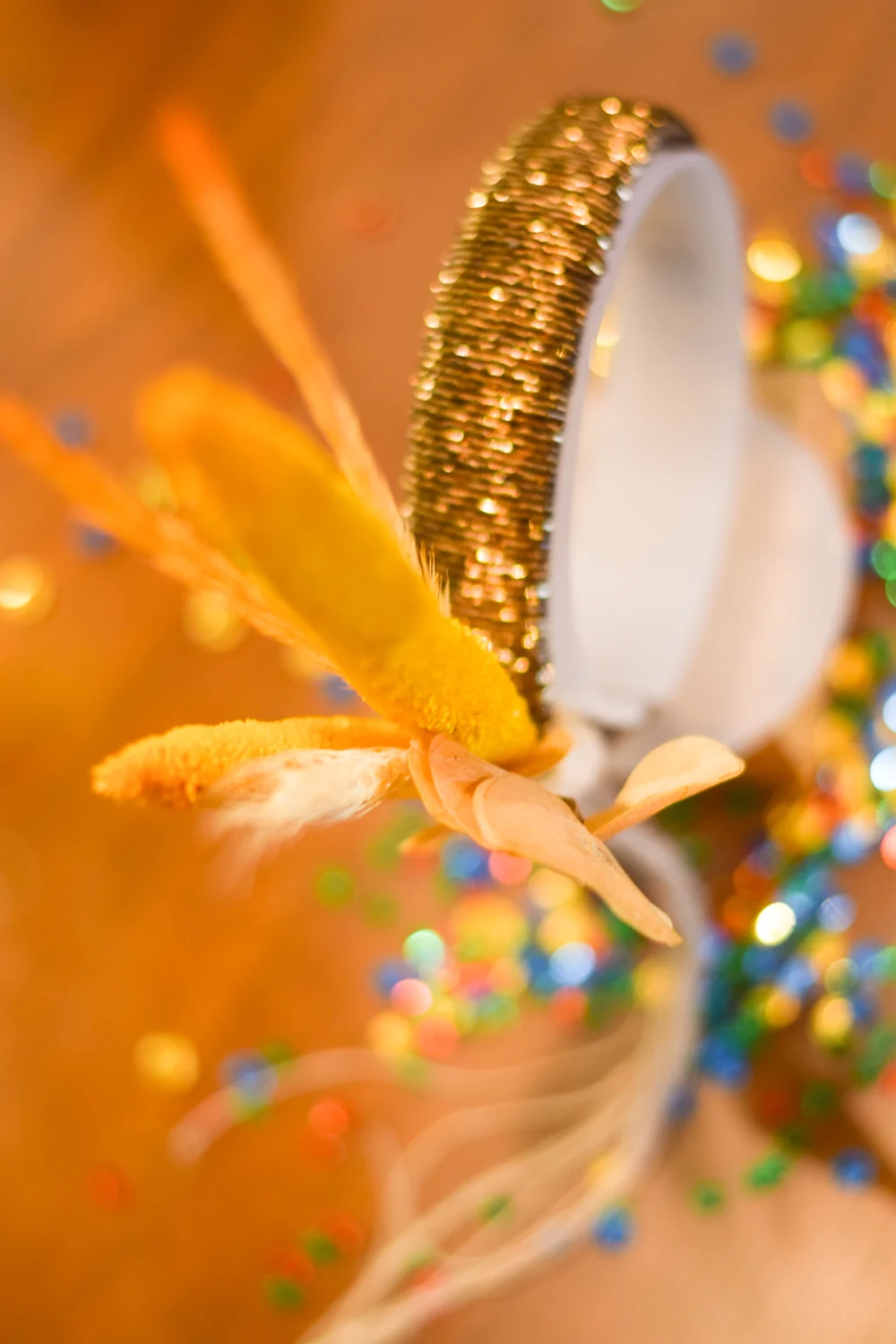 Detalhe de acessório autoral do Estúdio ALA em tons de laranja e dourado